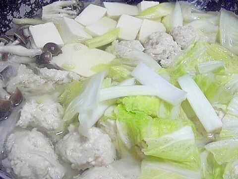 冬にあったか鶏団子と白菜の鍋